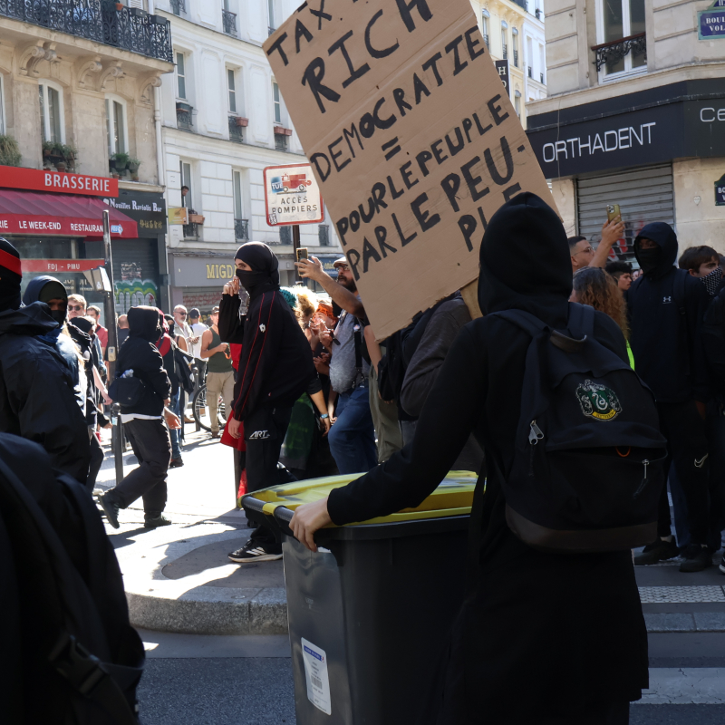 La police essuie des jets de bouteilles en verre et d’objets divers. - Aurélie Lafeil