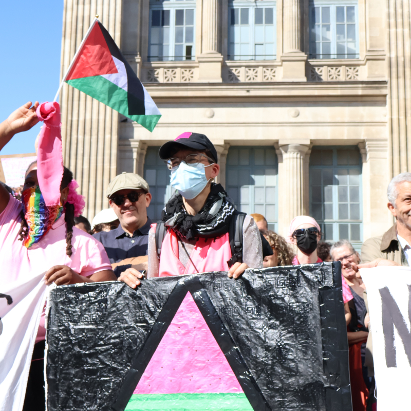 Au départ de la manifestation, les militants du "P!bk Bloc", un collectif qui se définit comme queer révolutionnaire, se sont rassemblés devant la Gare du Nord. - Aurélie Lafeil