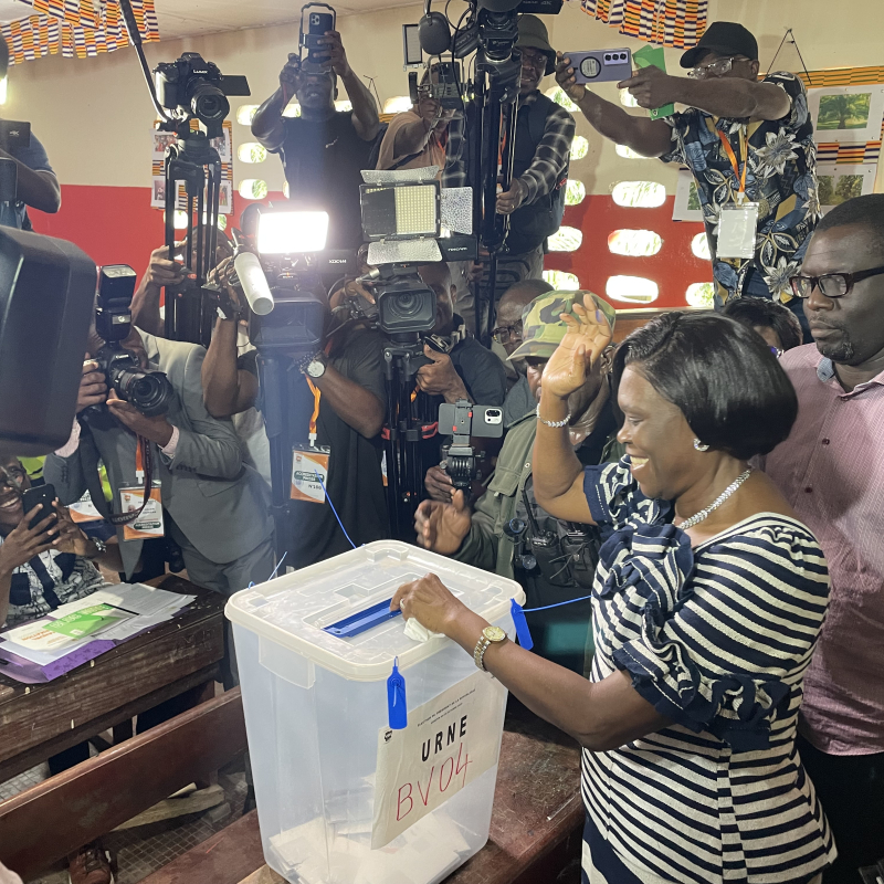 Simone Gbagbo, lors de son vote au groupe scolaire de la Riviera Golf à Abidjan. - Moh Sy SAvané Simone Gbagbo, lors de son vote au groupe scolaire de la Riviera Golf à Abidjan. - Moh Sy SAvané